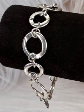 Vintage Classic Silvertone Open Circle Link Bracelet - toggle closure